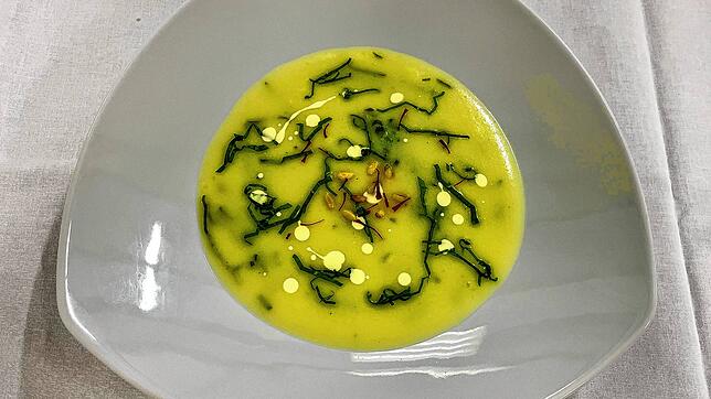 Das vegane Menü startet mit der Vorspeise: Kartoffel-Bärlauchsuppe mit Pinienkernen.