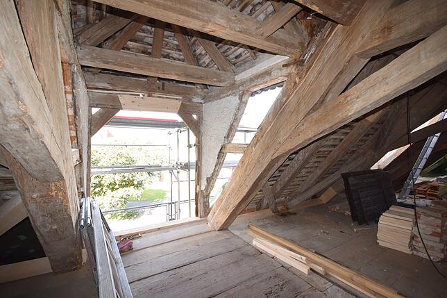 Dies ist die Dachluke der Torkel. In die seitliche Lücke kommen später wieder die alten Steine, wenn beim Holz alles fertig ist.