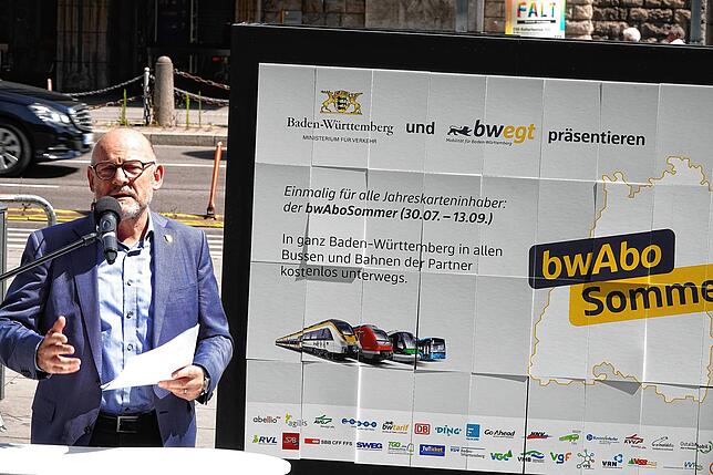 Verkehrsminister Winfried Hermann vor dem Hauptbahnhof in Stuttgart. Auf die Kritik der Opposition erwidert er, dass eine Verkehrswende ...