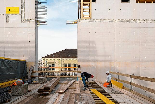 Auf der Baustelle &ndash; mit Blick auf das alte Kunsthaus.