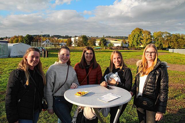 Bild 7: Wenn es in Bräunlingen keine Kilbig gibt: Der Herbsthock lockte auch viel junge Leute zum Stadion
