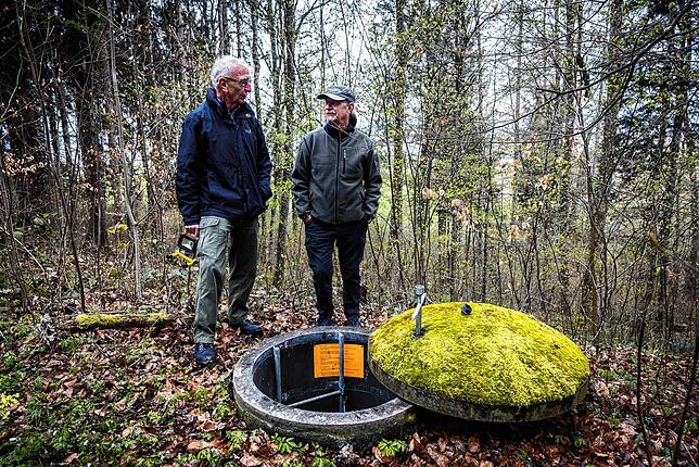 Urs Ehrbar und Max Gutjahr haben die Abdeckplatte eines Bunkers mit einem Steckschlüssel gelockert und zur Seite gedreht. Unten finden ...