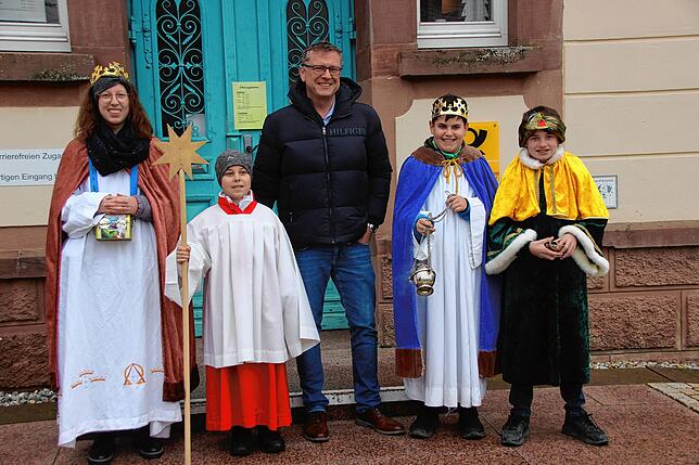 v.l. die Sternsinger Laura, Ben, Antonio und Carlo brachten den Segen ins Walder Rathaus und wurden dort von Bürgermeister Joachim ...