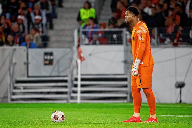 Freiburgs Torwart Noah Atubolu am Ball.