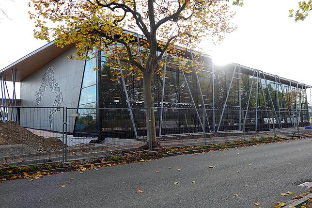 Die neue Sporthalle an der Jahnstraße wurde 2023 in Betrieb genommen, im Bild noch mit Baugerüst kurz vor der Fertigstellung.