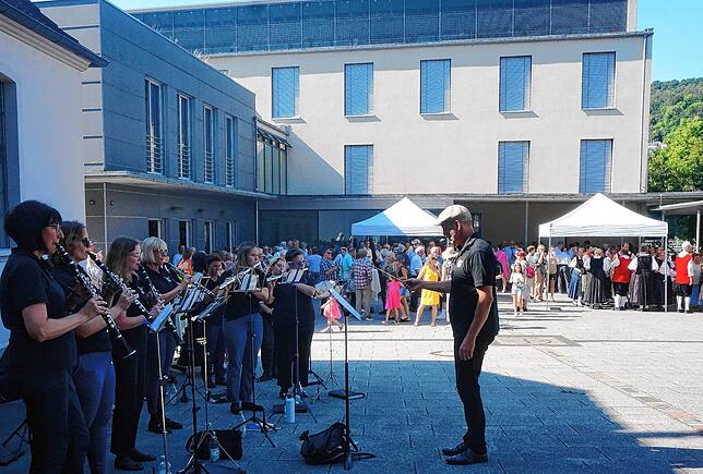 Blick auf den Liebfrauen-Kirchplatz beim Apero nach dem Abschiedsgottesdienst von Pfarrer Ulrich Sickinger, es spielt die Stadtmusik ...