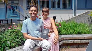 Oliver und Anja Burde präsentieren in dem Buch „Ollis kleine Kochkunst“ rund 70 Rezepte, die laut Oliver Burde einfach zuzubereiten ...