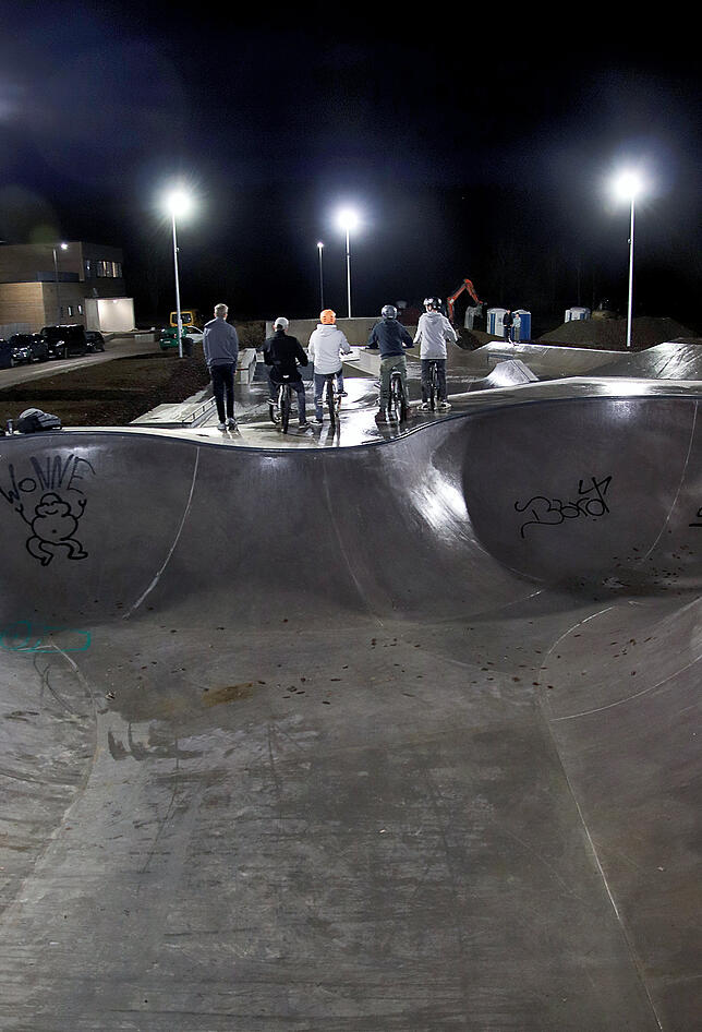 Der neue Skatepark ist schon jetzt ein beliebter Treffpunkt. Ab etwa 17 Uhr erhellen Flutlichter den Platz.