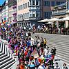 Der Umzug mit rund 700 Teilnehmern zieht über die Marktstätte und in die Unterführung. Es geht zum Stadtgarten, wo es eine Kundgebung ...
