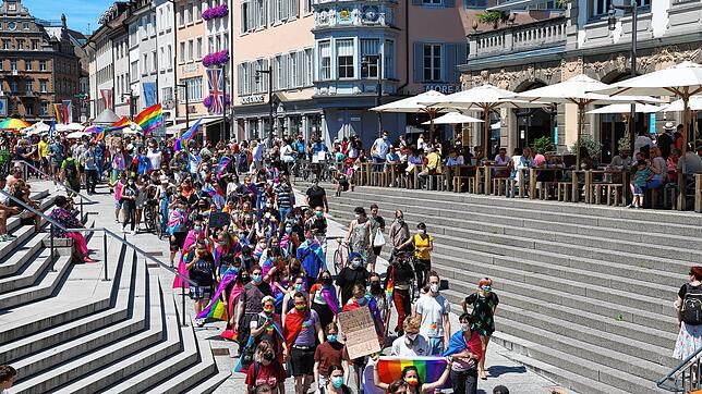 Der Umzug mit rund 700 Teilnehmern zieht über die Marktstätte und in die Unterführung. Es geht zum Stadtgarten, wo es eine Kundgebung ...