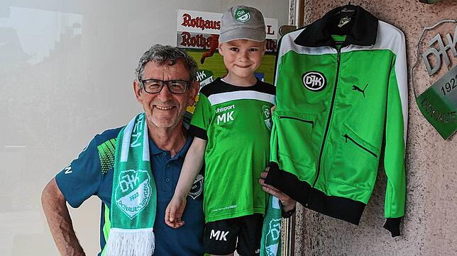 Die Bezeichnung Edel-Fan der DJK Donaueschingen trifft auf den Allmendshofener Franz Wild uneingeschränkt zu. Zusammen mit Enkel Mailo ...
