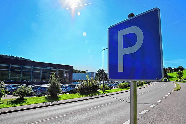 Die sollten am Wochenende die ausgeschilderten Parkflächen am Ortsrand ansteuern und das kostenlose Shuttleangebot annehmen.