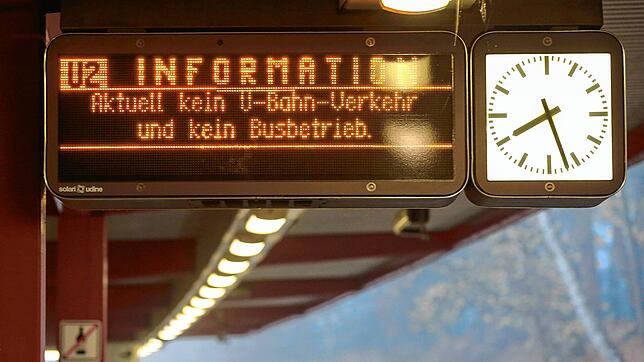 Eine Anzeigentafel weist am U-Bahnhof Hagenbecks Tierpark auf den Warnstreik im öffentlichen Dienst hin. Im öffentlichen ...