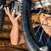 Eine ZF-Mitarbeiterin arbeitet an einem E-Bike mit Elektromotor von ZF. Mit 2,5 Kilogramm ist er sehr leicht und nicht viel größer als ...