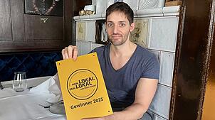 So sieht ein Sieger aus: Marco Garofalo mit seinem Zertifikat. Gemeinsam mit dem „Felsen“ in Schwenningen hat sein Donaueschinger ...