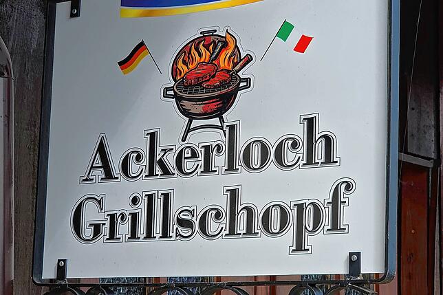 Das Logo des „Ackerloch Grillschopfs“ zeugt von der Liebe zur deutschen und zur italienischen Küche.