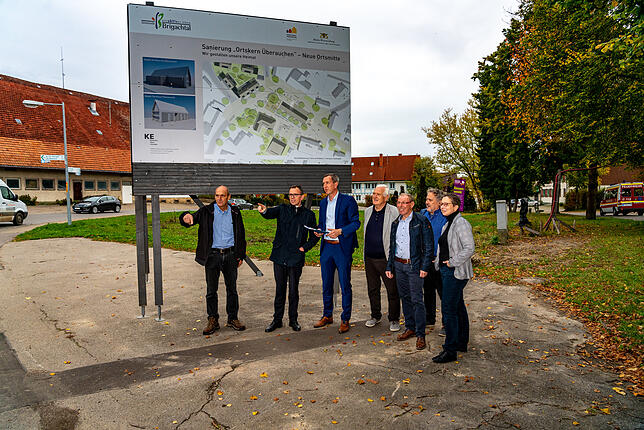 Die Besuchsgruppe beim Areal des geplanten Dorfhauses.