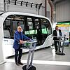 Verkehrsminister Winfried Hermann (links) und Hans-Christian Reuss (Forschungsinstitut für Kraftfahrwesen und Fahrzeugmotoren Stuttgart) ...