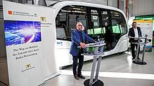 Verkehrsminister Winfried Hermann (links) und Hans-Christian Reuss (Forschungsinstitut für Kraftfahrwesen und Fahrzeugmotoren Stuttgart) ...