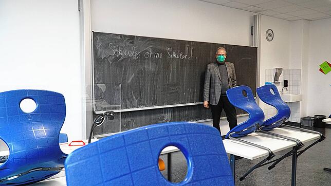 Unser Archivbild zeigt Schulleiter Jochen von der Hardt im Februar in einem leeren Klassenzimmer.