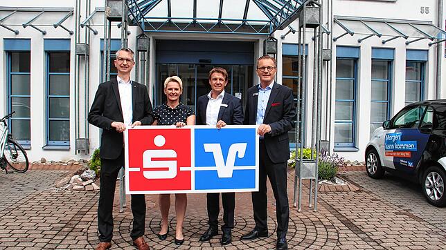 Martin Schuhmacher (von links) und Sabine Meister, Vorstände der Volksbank Konstanz, und Alexander Endlich und Jens Heinert, Vorstände ...
