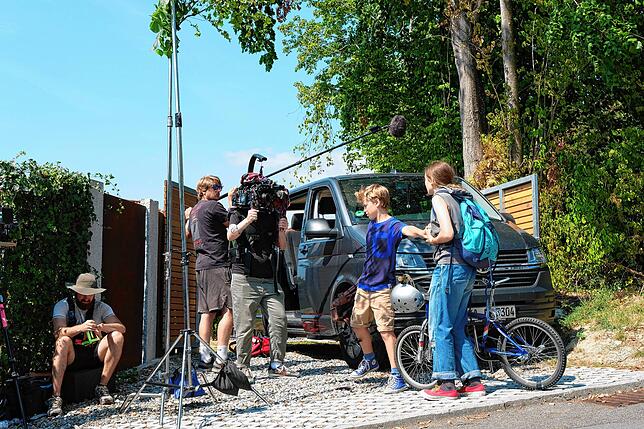 So sehen die Dreharbeiten in Überlingen aus (von links): Sami Lay (zweiter Kamera Assistent), Nick Thienel (Ton), Smina Bluth (Kamera), ...