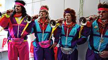 Lautstark spielt der Fanfarenzug in der SÜDKURIER-Lokalredaktion am Rosenmontag.