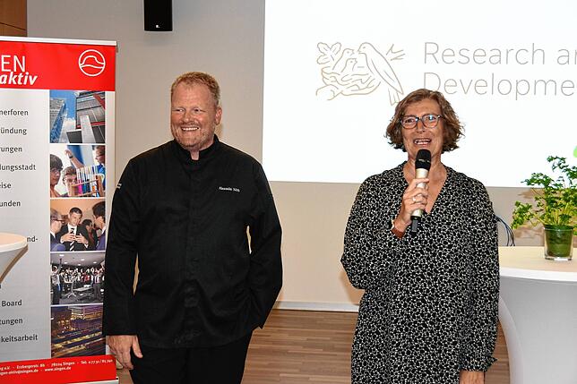 Die Leiterin des Nestlé Produkt und Technologiezentrum (NPTC) Lebensmittelforschung, Barbara Bötsch, mit dem Chef der Küchenchefs, ...