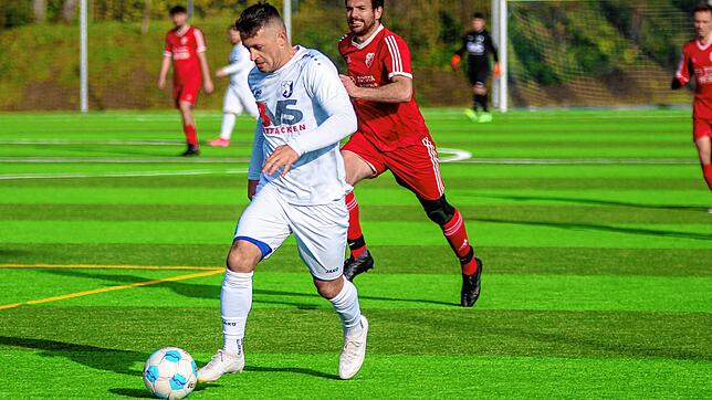 Ncht zu bremsen: Nexhdet Gusturanaj (vorn, verfolgt von Kevin Haselwander) traf beim 5:1-Heimsieg des FC Erzingen drei Mal ins Tor des ...