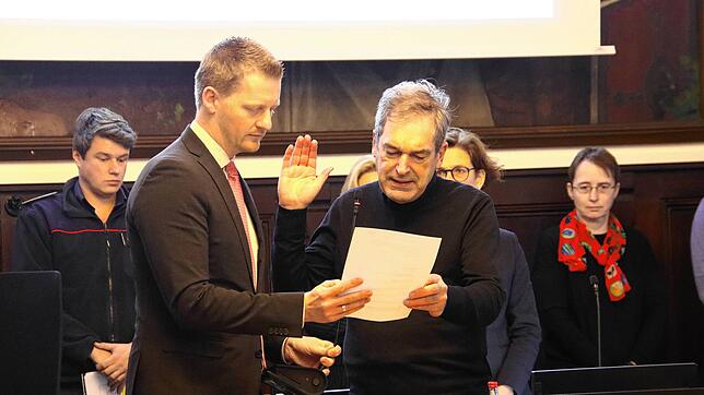 Wird als Stadtrat für die FDP vereidigt: Richard Atkinson (rechts) mit Oberbürgermeister Simon Gröger.