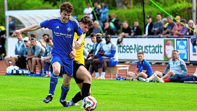 Der FC Neustadt (im blauen Trikot), hier im Einsatz gegen den FC Gutmadingen, braucht dringend Punkte, um die Klasse zu halten.