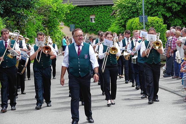 Bild 6: Jubiläumsumzug zum 175. Geburtstag der Musikkapelle Mundelfingen krönt vier stimmungsvolle Tage.