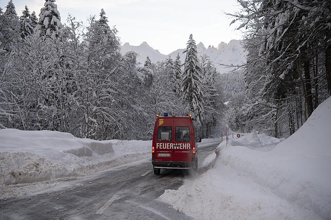 Winter in der Schweiz Ein Fahrzeug der Feuerwehr fährt auf der gesperrten Straße zur Schwägalp. Die Straße ist nach dem Abgang einer Lawine am Vortag gesperrt.