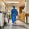 Blick in einen Flur im Kreiskrankenhaus Lörrach. Die Aufnahme entstand Mitte April 2020.