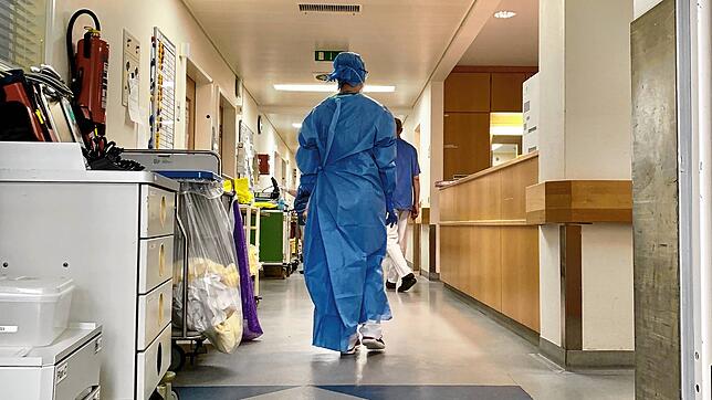 Blick in einen Flur im Kreiskrankenhaus Lörrach. Die Aufnahme entstand Mitte April 2020.
