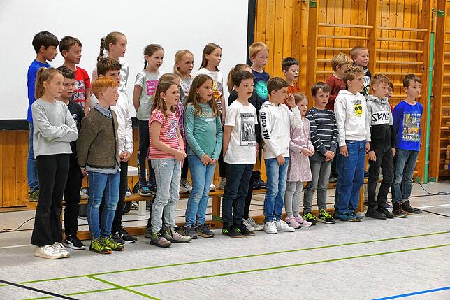 Der Schulchor – die Wildensteiner Kids – unter der Leitung von Musiklehrer Dietmar Fliß-Falinski hieß die Gäste beim ...