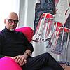 Michael Fuchs vor einem seiner aktuellen Bilder. Er malt im Wohnzimmer – die Umgebung soll ja einladend sein.