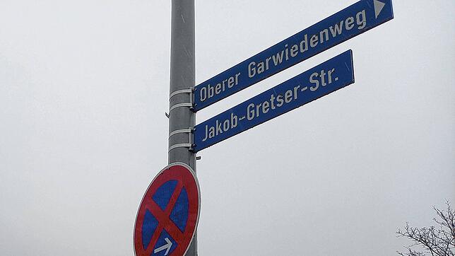 Neben der Straße ist auch die Grundschule nach Jakob Gretser benannt.