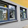 Die zerstörten Fensterscheiben von Rektorat und Sekretariat. Vermutlich wurden die Scheiben mit einer Eisenstange attackiert.