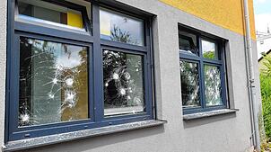 Die zerstörten Fensterscheiben von Rektorat und Sekretariat. Vermutlich wurden die Scheiben mit einer Eisenstange attackiert.