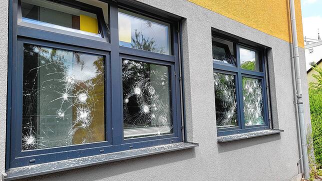 Die zerstörten Fensterscheiben von Rektorat und Sekretariat. Vermutlich wurden die Scheiben mit einer Eisenstange attackiert.