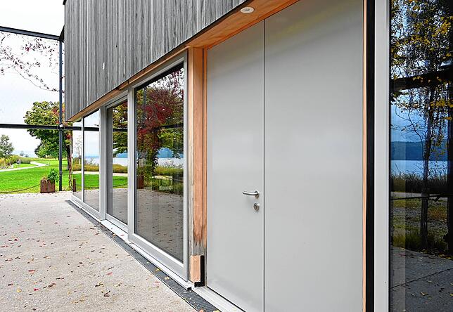 Die Holzfassade wird im Erdgeschoss derzeit durch Metall ersetzt.