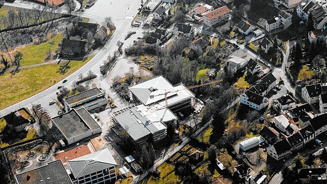 Der Kran steht noch, aber das Dach des aufgestockten Gymnasiums ist fast fertig: So sahen Gymnasium (Mitte) und Realschule (links unten) ...