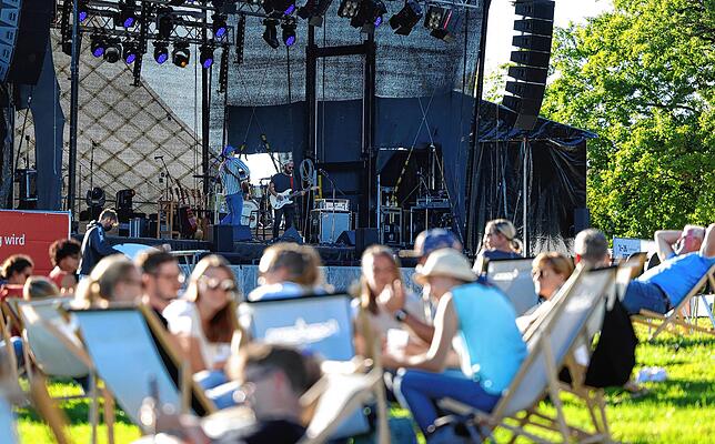 Schwerer Stand für die Musiker (im Hintergrund Peter Pux) am Nachmittag: Die Besucher des Seefestivals genossen neben der Musik auch die ...