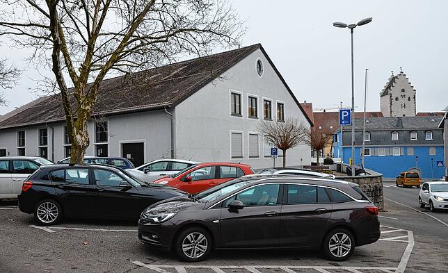 An der Stadthalle kann man sein Auto noch den ganzen Tag lang kostenfrei abstellen. Dieser Flickenteppich an zeitlich beschränktem und ...