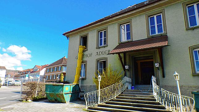 Ein gelber Rüssel zeigt es an: Im Gasthof Adler haben die Umbauarbeiten begonnen. Das Gebäude wird innen weitestgehend entkernt. Das ...