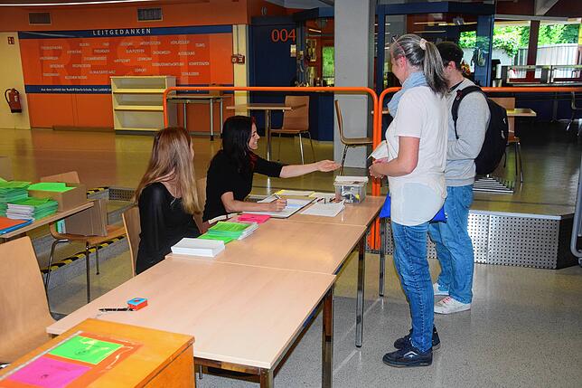 Aufnahmen aus dem Wahlbüro in der Rudolf-Eberle-Schule Bad Säckingen bei den Wahlen am 9. Juni 2024.