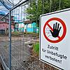 Was wird aus dem Areal des Roten Hauses an der Flugplatzstraße? Bauzäune verhindern, dass Unbefugte das Gelände betreten.