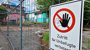 Was wird aus dem Areal des Roten Hauses an der Flugplatzstraße? Bauzäune verhindern, dass Unbefugte das Gelände betreten.