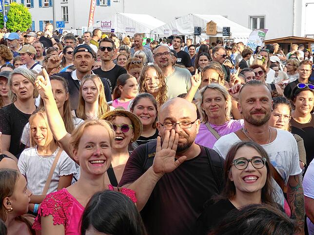 Sie hatten sichtlich Spaß am Open-Air-Konzert mit der Sängerin und Songwriterin Lea, die sich auf der Bühne in Markdorf ganz nahbar gab.